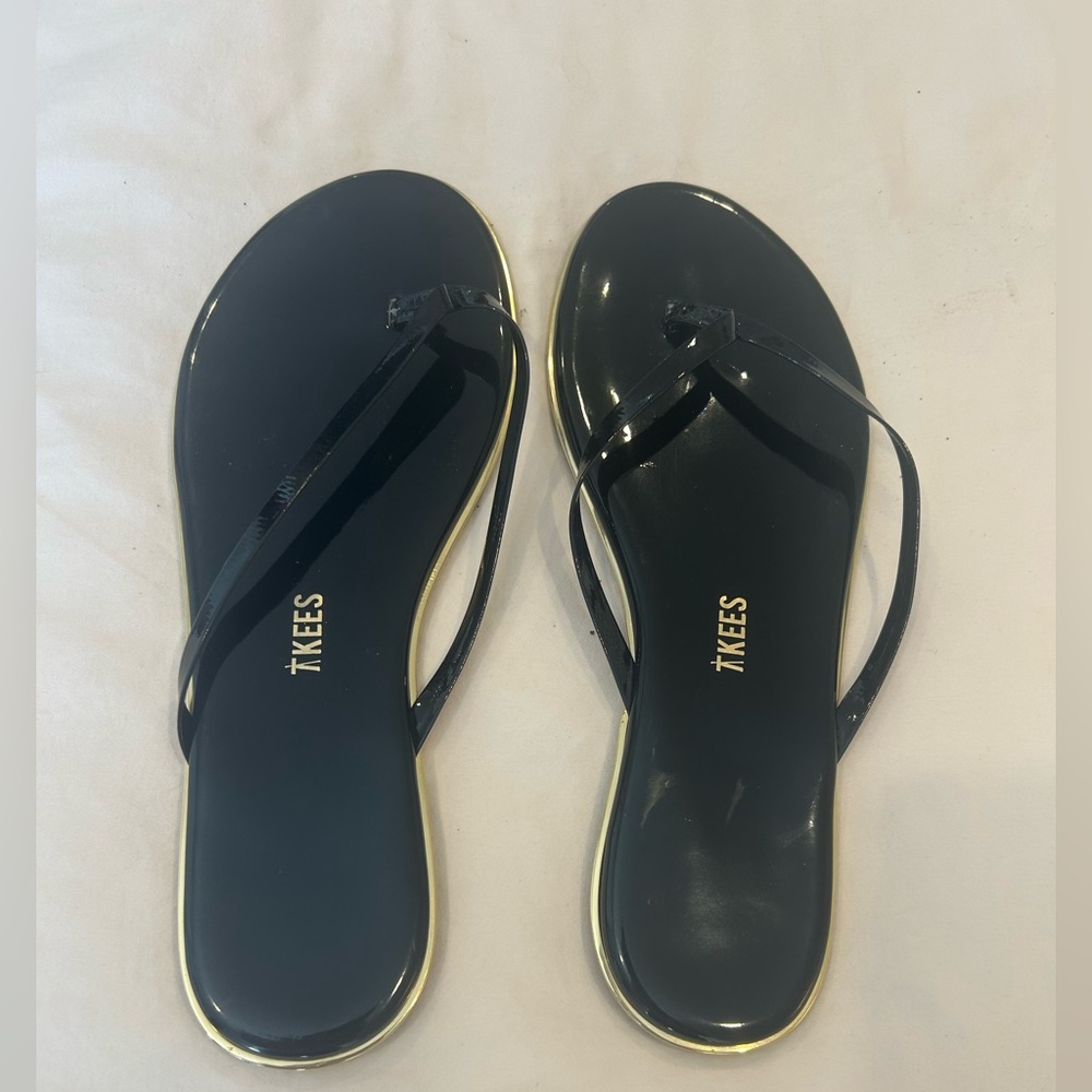 TKEES Lily Black Patent Gold Trim Flips Flops Size 9